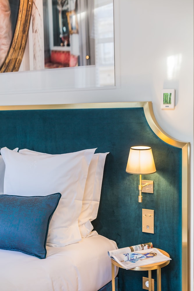 Deluxe Room thumbnail 5