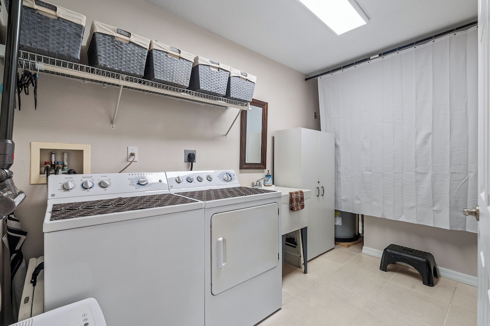 Sunny 3BR Condo Steps to Beach Pool NSB FL, 사진 8