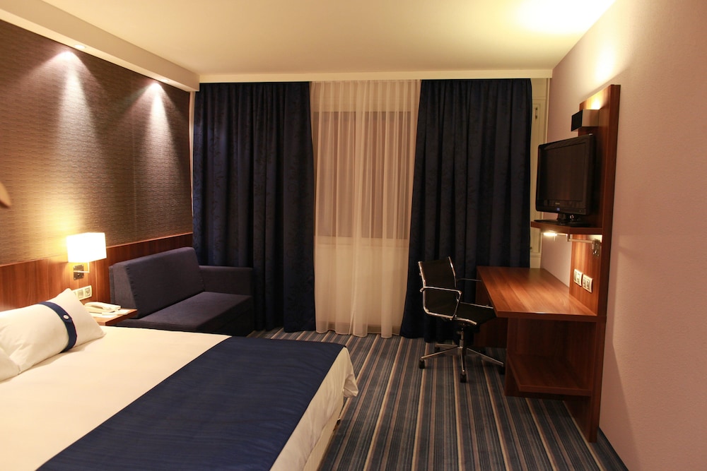 Standard Room, Multiple Beds, Garden View - Photo 3