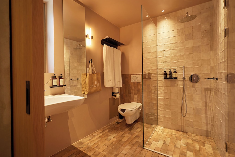 Standard Suite - Photo 20