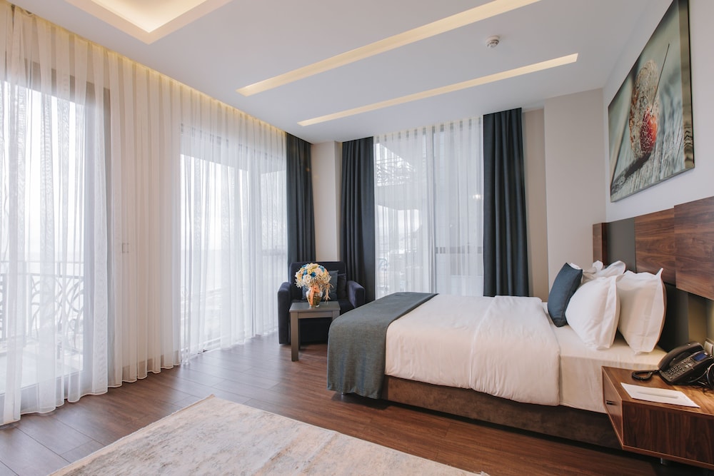 Deluxe Suite with Balcony and Sea view - Photo 7