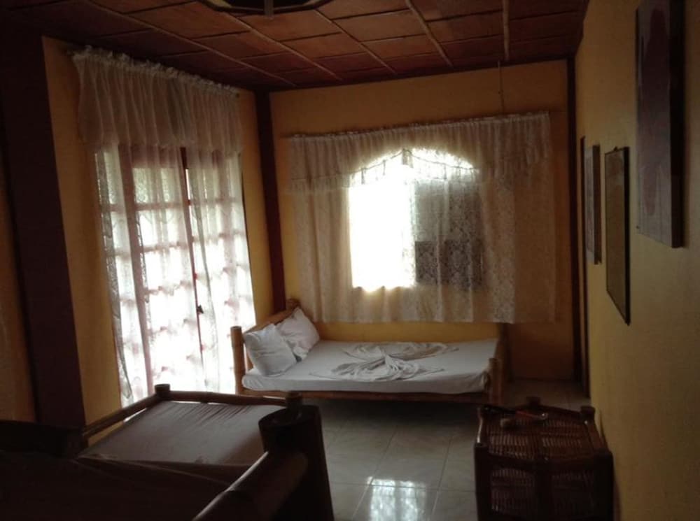 Large Family Room With Aircon photo 3