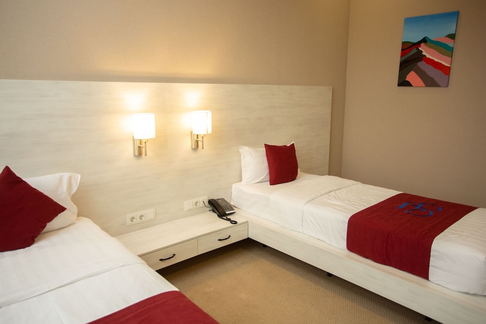 Junior Double Room, 1 Bedroom, Courtyard View photo 3