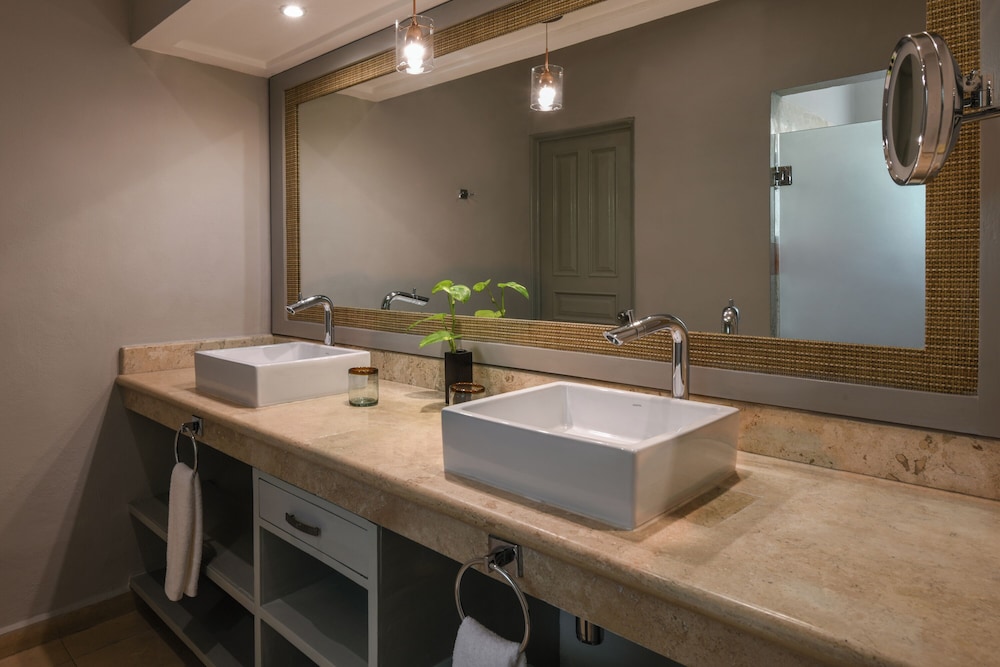 PREMIER BEACHFRONT JUNIOR SUITE - Photo 3