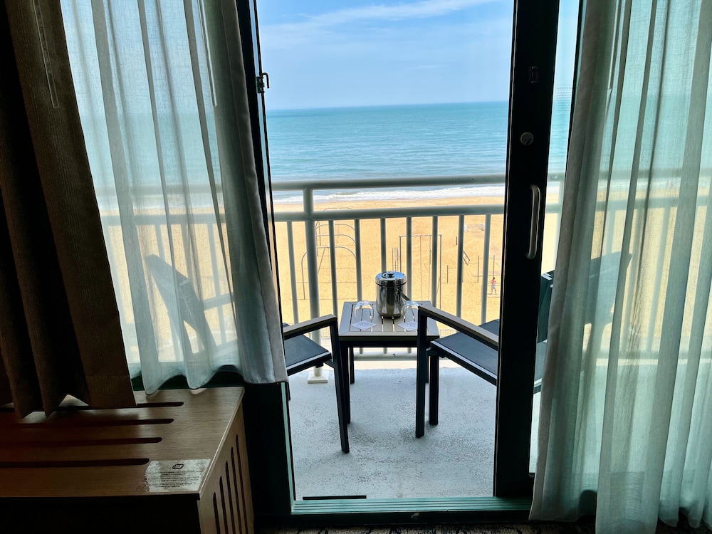 Room, 2 Queen Beds, Balcony, Oceanfront - Photo 30