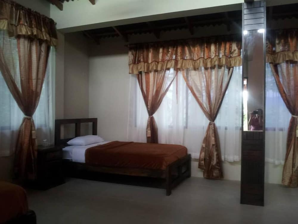 Family Room (6 People- Air Conditioner) photo 3