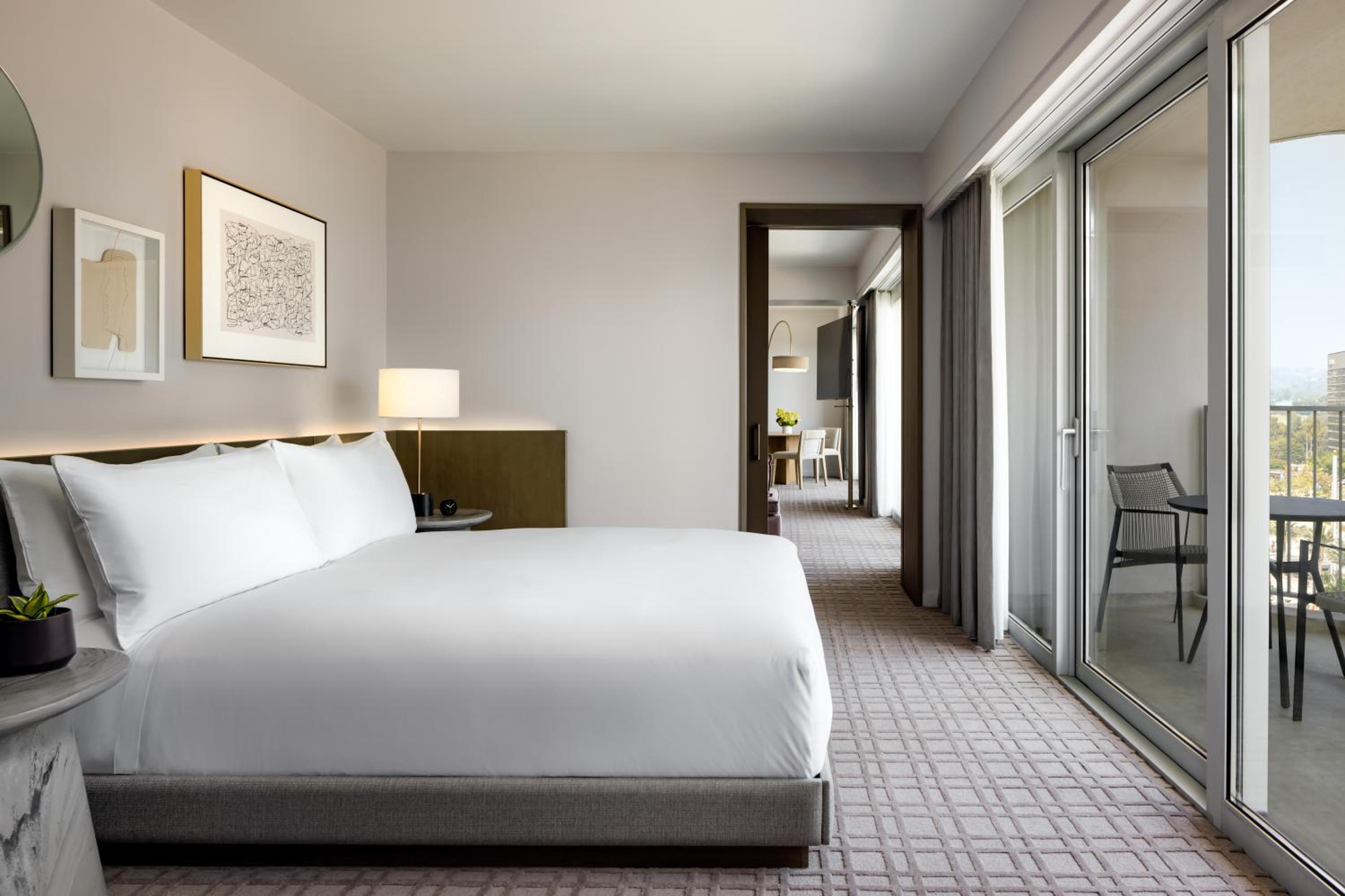 Fairmont Gold Signature One Bedroom Corner Suite with Lounge Access - Mobility Access
