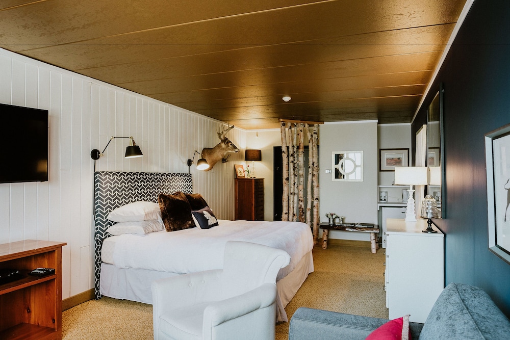 Luxury Room, 1 King Bed, Lake View, Lakeside photo 1