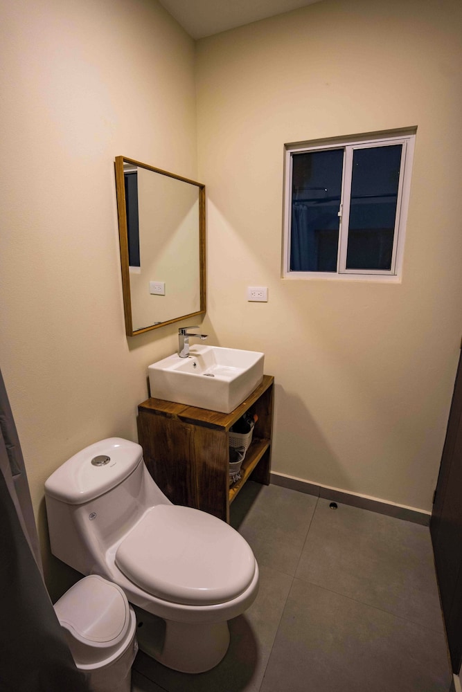 Basic Room, 1 Queen Bed, Courtyard View photo 3
