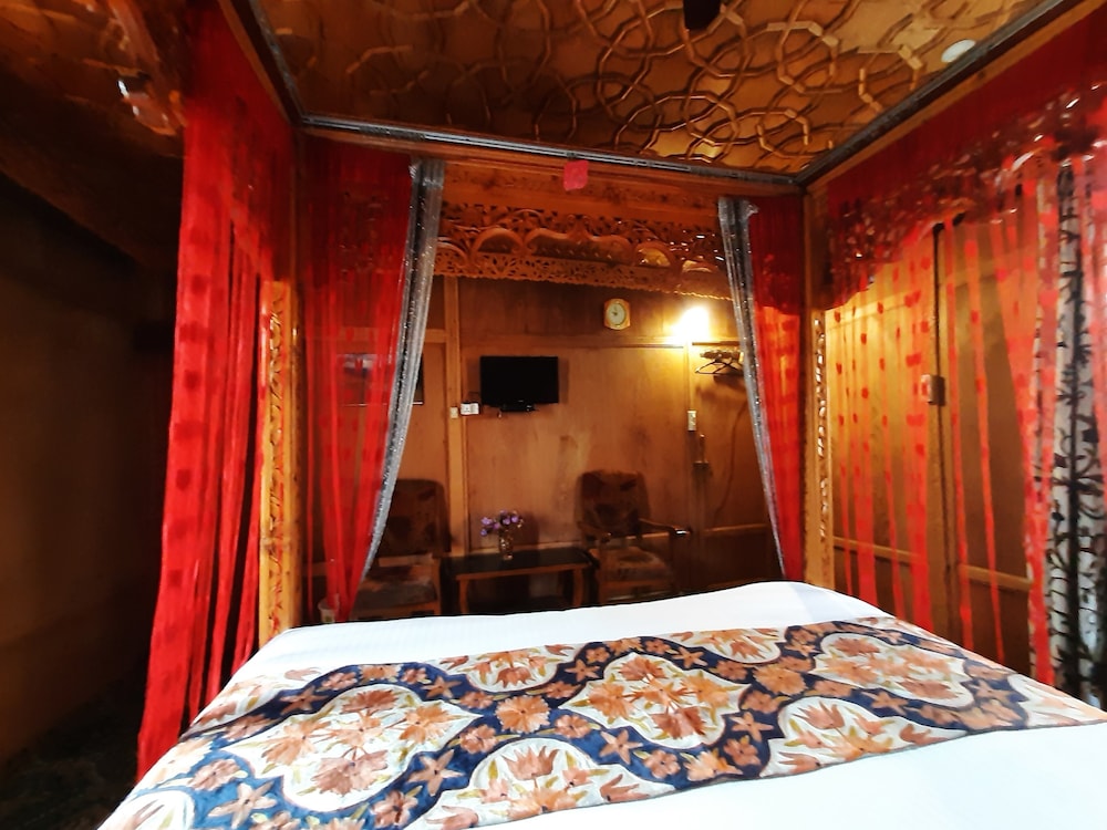 Honeymoon Suite, 1 King Bed, Accessible photo 3