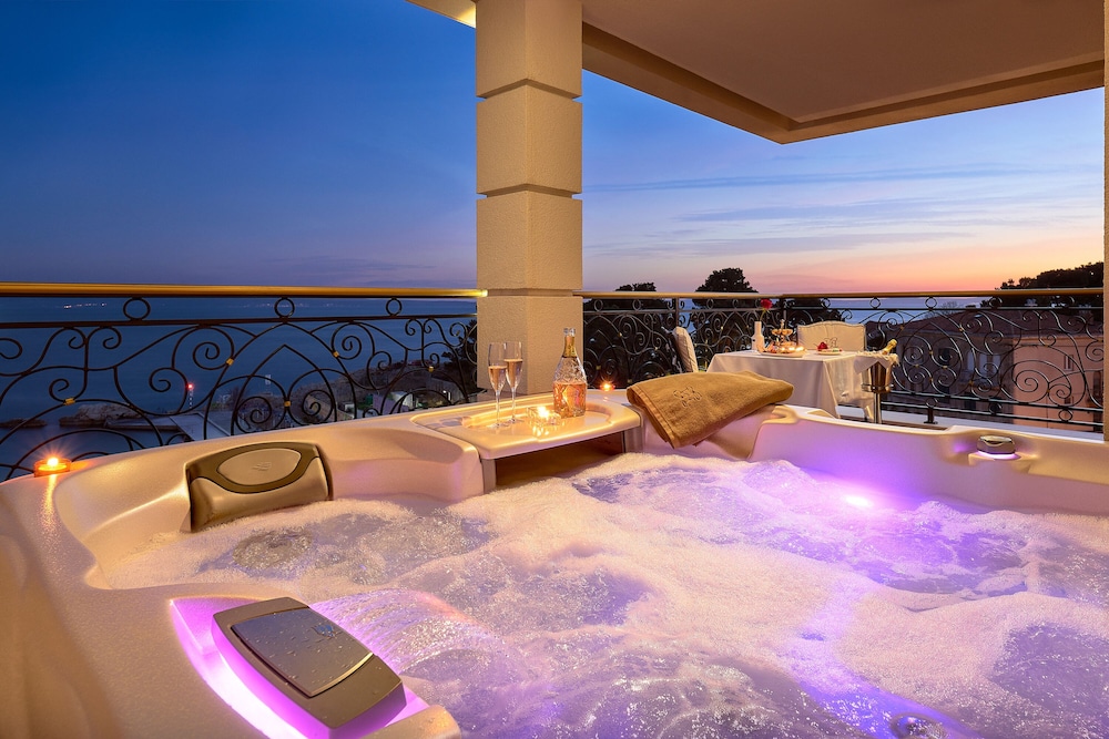 Luxury suite (Sea front, Balcony, Jacuzzi) - Photo 14