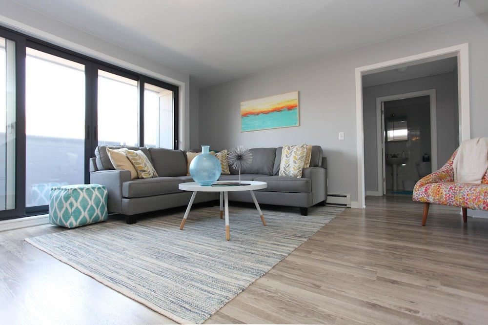Condo, 3 Bedrooms, 2 Bathrooms photo 3