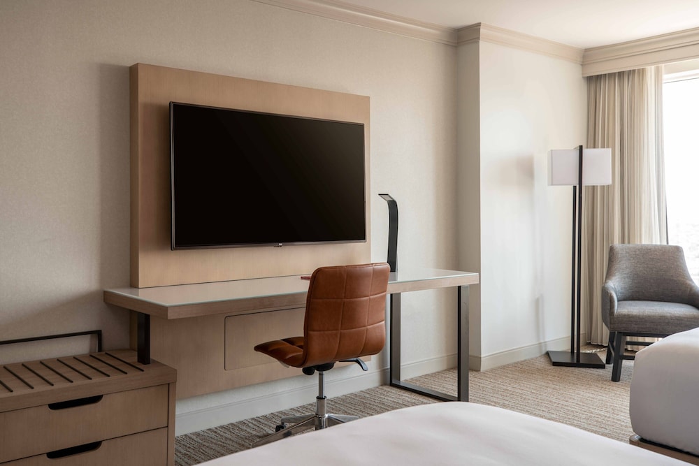 Room, 1 King Bed with Sofa bed, City View - Photo 4