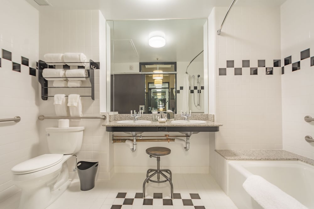 Loft, 2 Queen Beds, Accessible