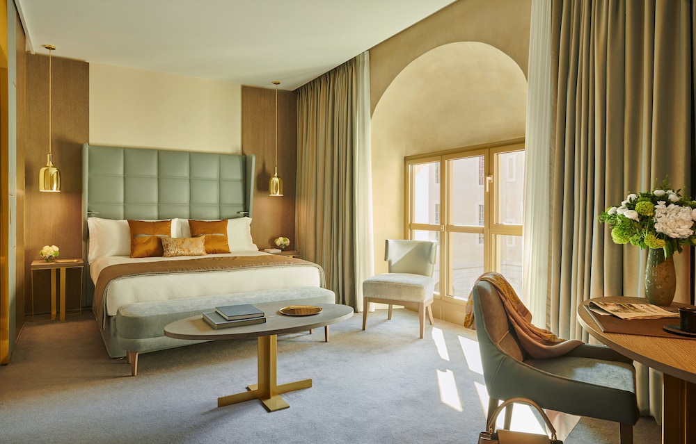 Classic Room, 1 King Bed, Courtyard View - Photo 1