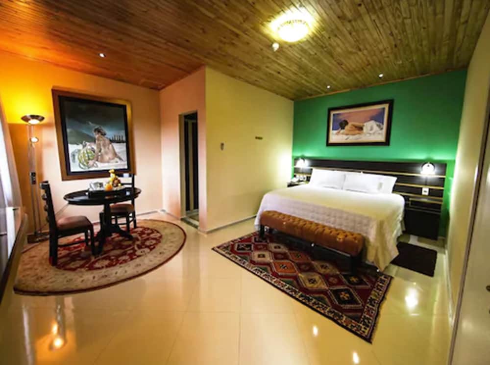 Suite, 1 King Bed, Non Smoking (Gold)