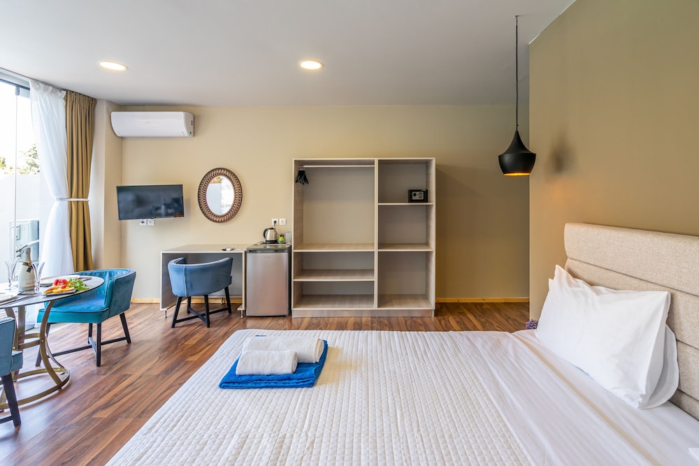 Junior Suite | Pool View