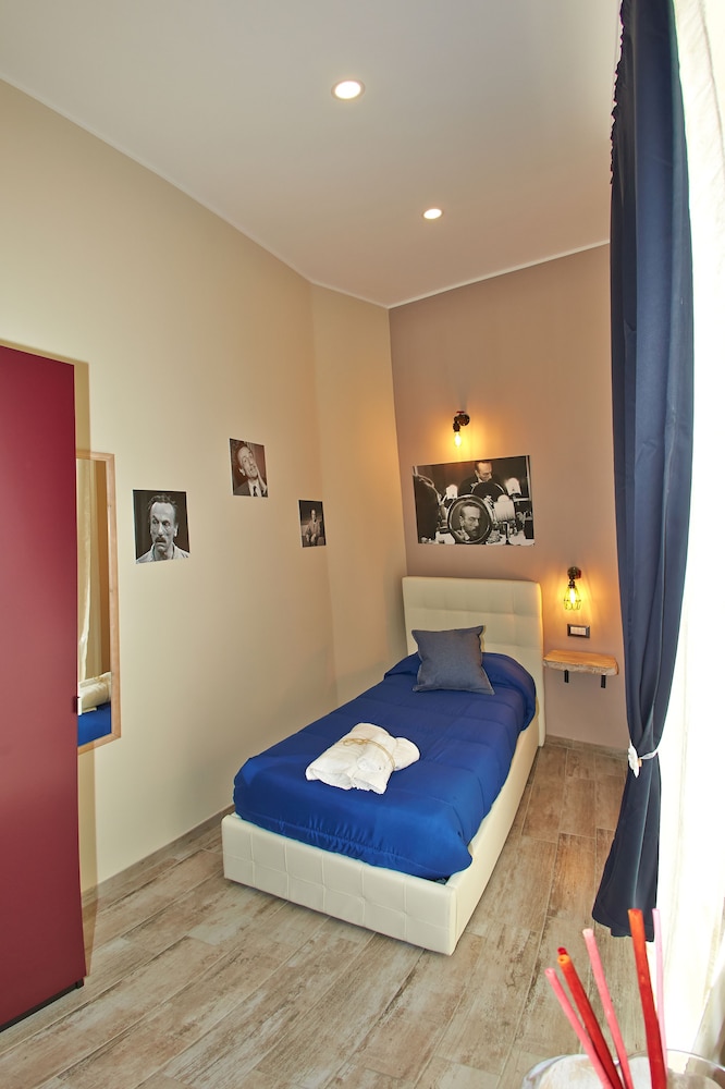 Room, 1 Twin Bed (Eduardo De Filippo)