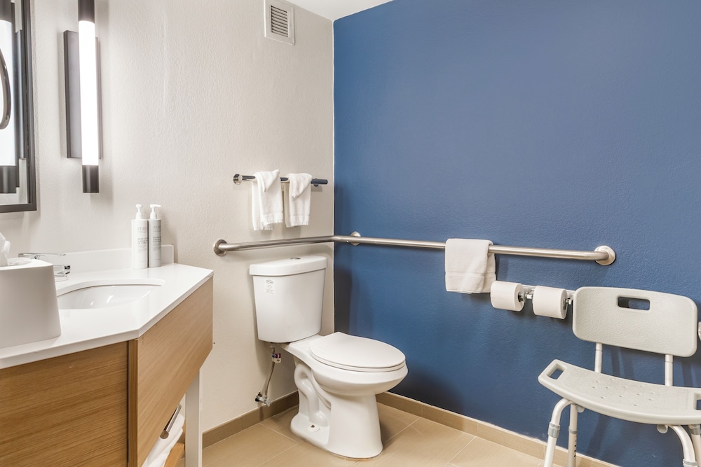 Room, 1 Queen Bed, Accessible (Hearing) - Photo 6