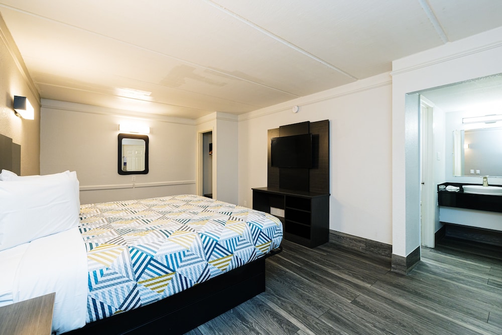 Deluxe Room, 1 King Bed, Non Smoking, Kitchenette - Photo 5