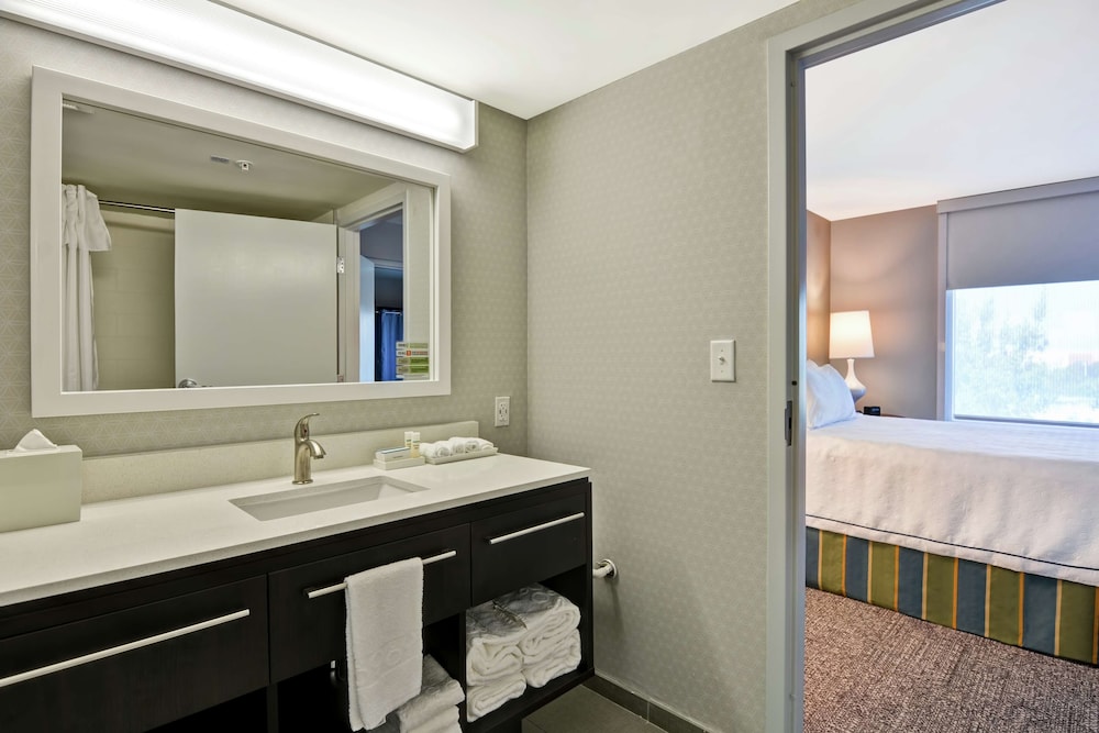 Suite, 1 Queen Bed, Accessible (Hearing) - Photo 4