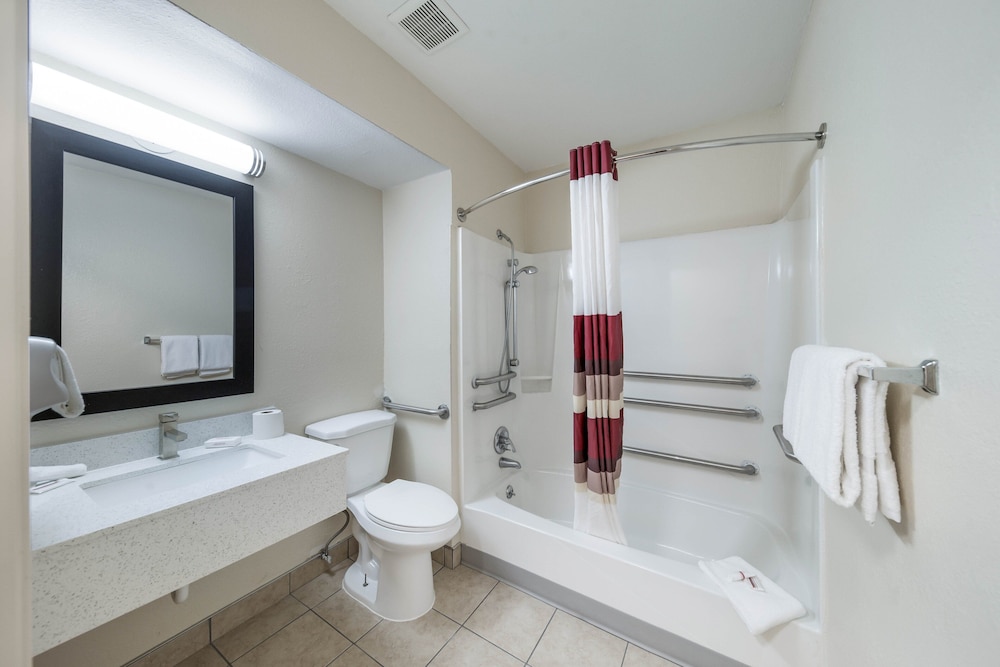 Deluxe Room, 1 King Bed, Accessible, Non Smoking - Photo 3