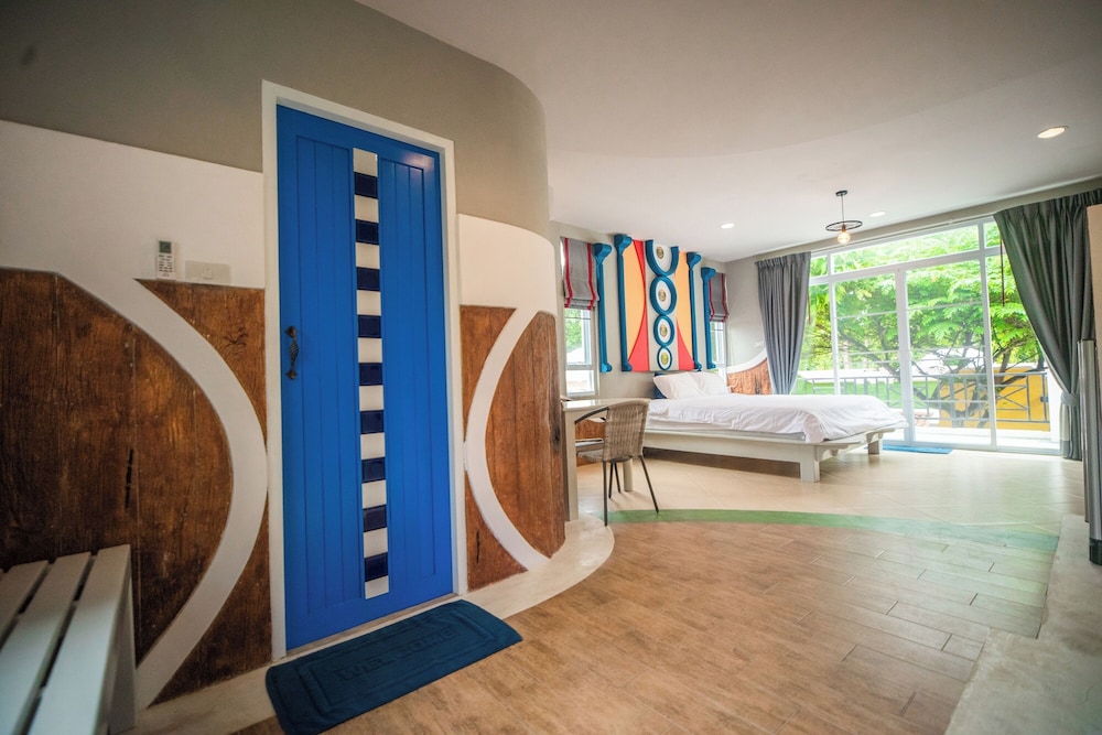 Deluxe Room, 1 King Bed, Non Smoking, Garden View - Photo 11