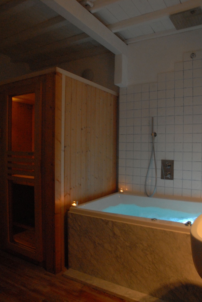 Romantic Suite, Hot Tub, Park View (Sauna), photo 6