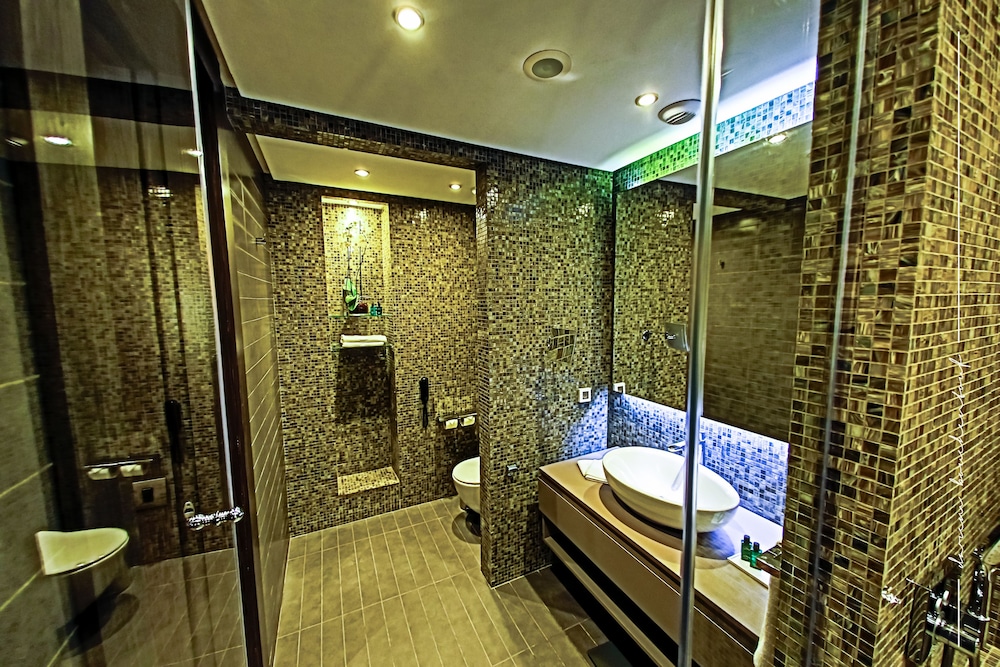 Junior Suite ,Located Between The Third The Eighth Floor
