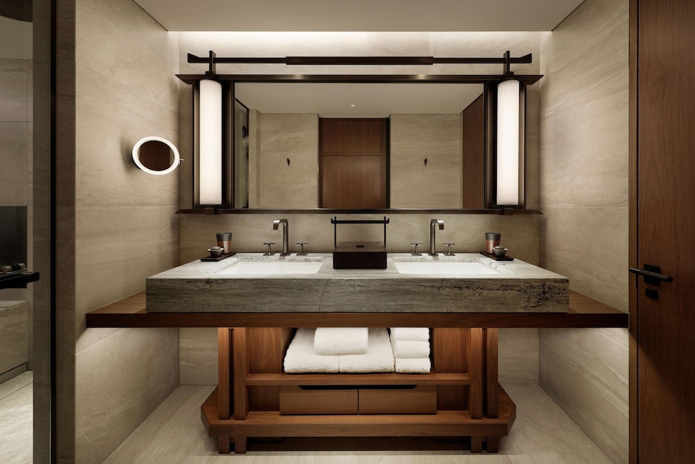 Suite, 1 King Bed - Photo 12