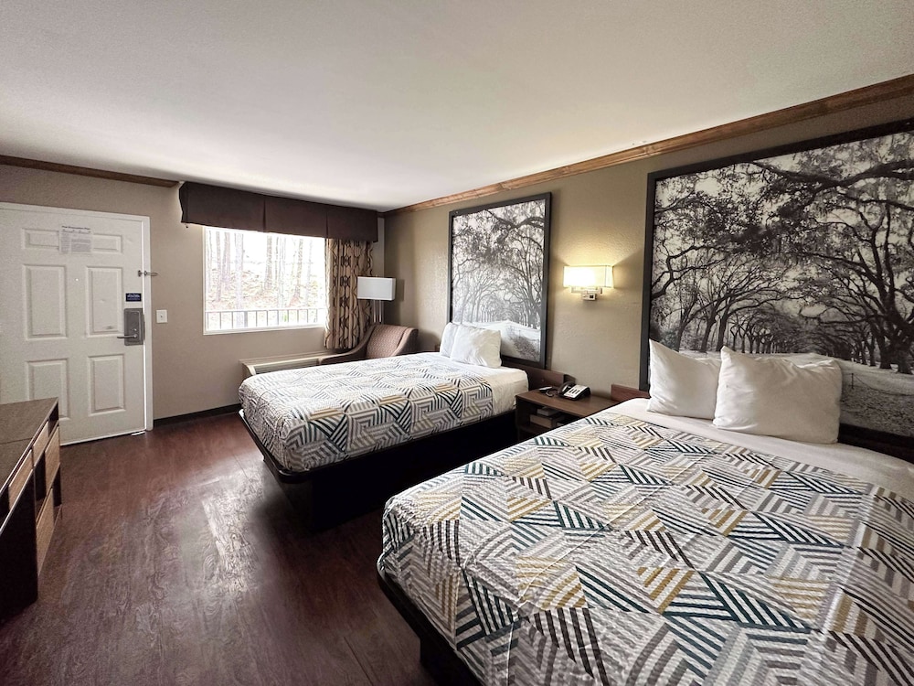 Standard Room, 2 Double Beds, Smoking - Photo 4