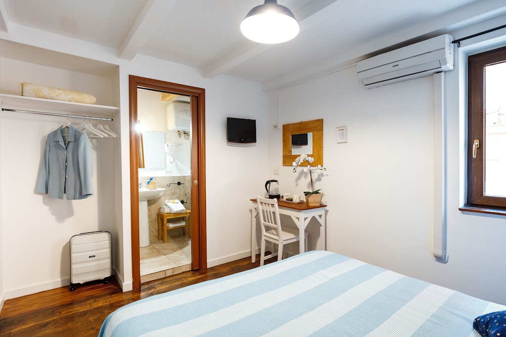 Deluxe Double Room, Private Bathroom photo 3