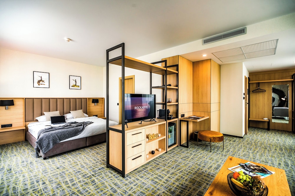 Junior Suite, 1 King Bed photo 2