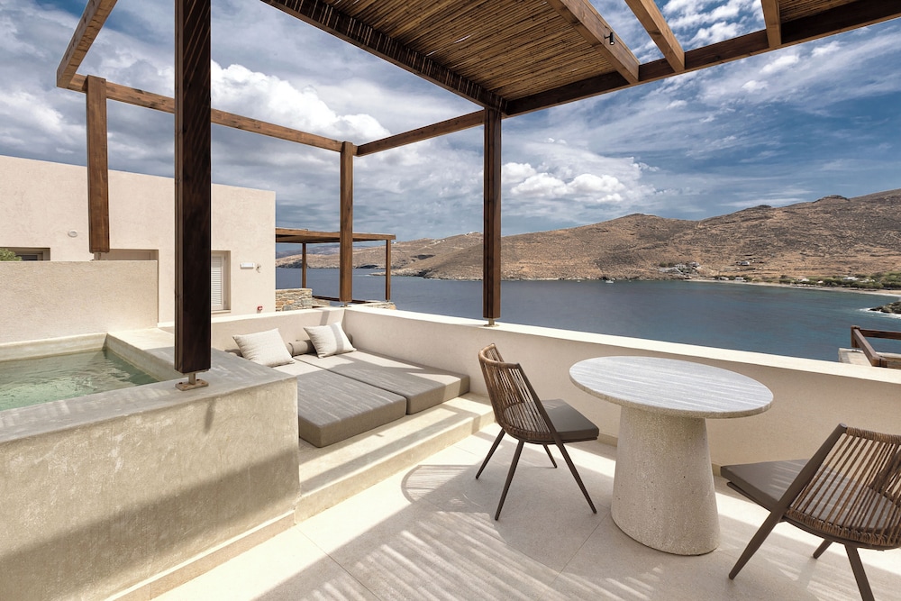 Superior Sea View Room with Outdoor Jacuzzi - Photo 4