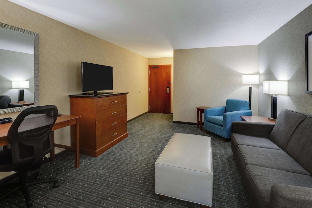 Suite, 1 King Bed with Sofa bed, Refrigerator & Microwave (Upper Floor, 2 Rooms)