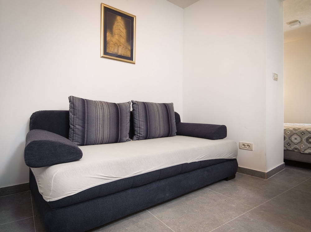 Apartment, Ground Floor - Photo 10