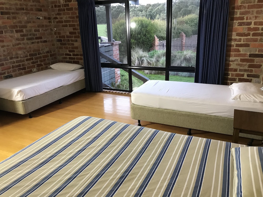 Group Lodge (4 Queen, 2 Single and 5 Bunk Bed), 4 Bedrooms, Pool View photo 2