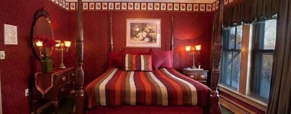 Main Inn 1 Queen, 1 Sleeper Sofa with Full Bath
