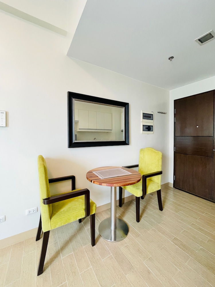 Signature Studio, Pool Access, City View photo 2