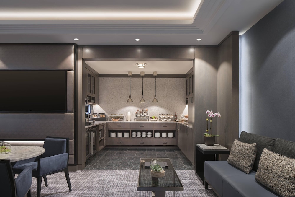 Executive Suite, 1 Bedroom - Photo 10