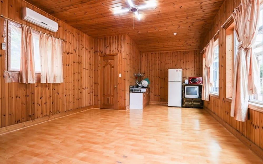 Room (No 6)