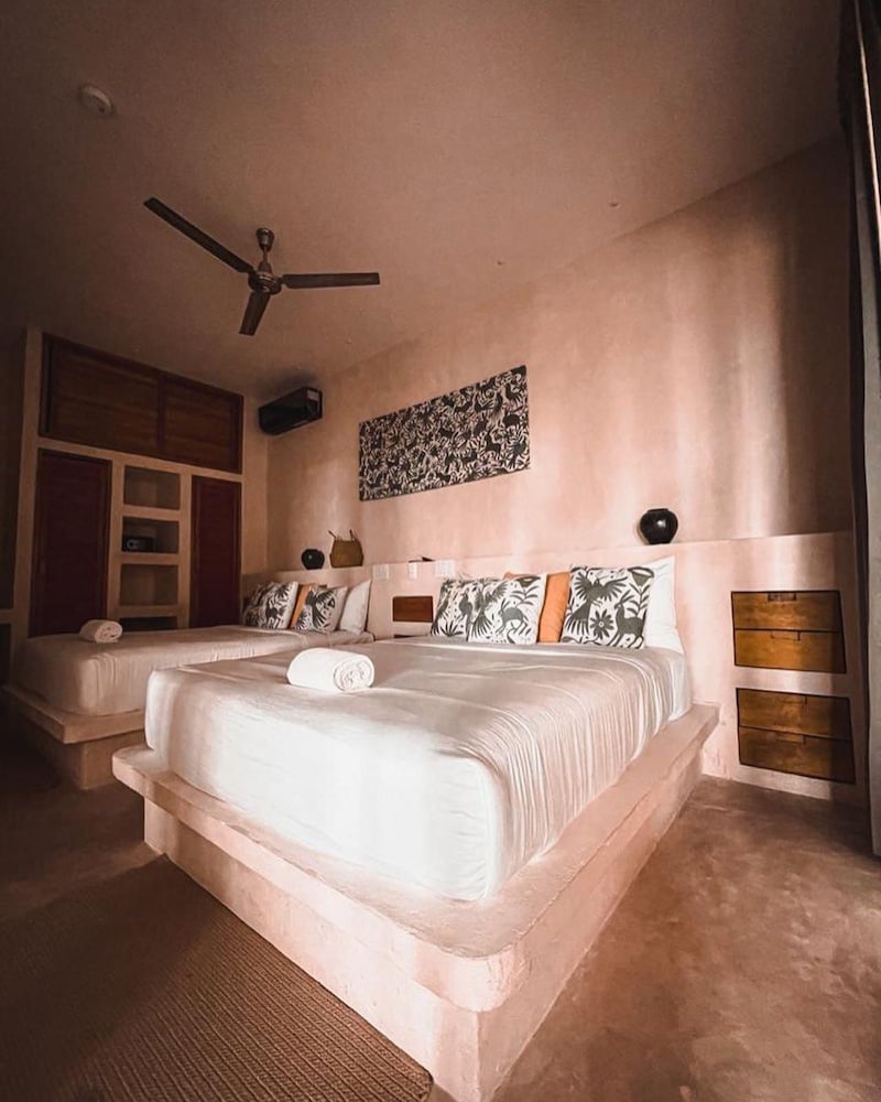 Standard Room, 2 Queen Beds, Garden View photo 2