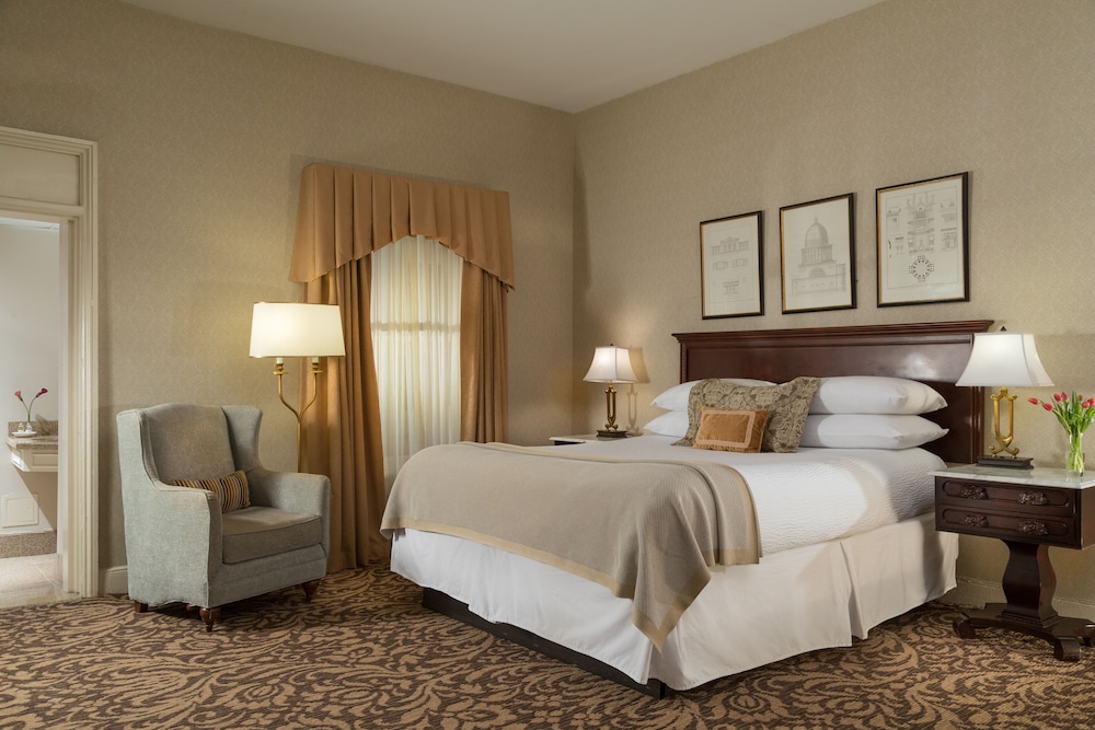 Deluxe Room, 1 King Bed - Photo 1