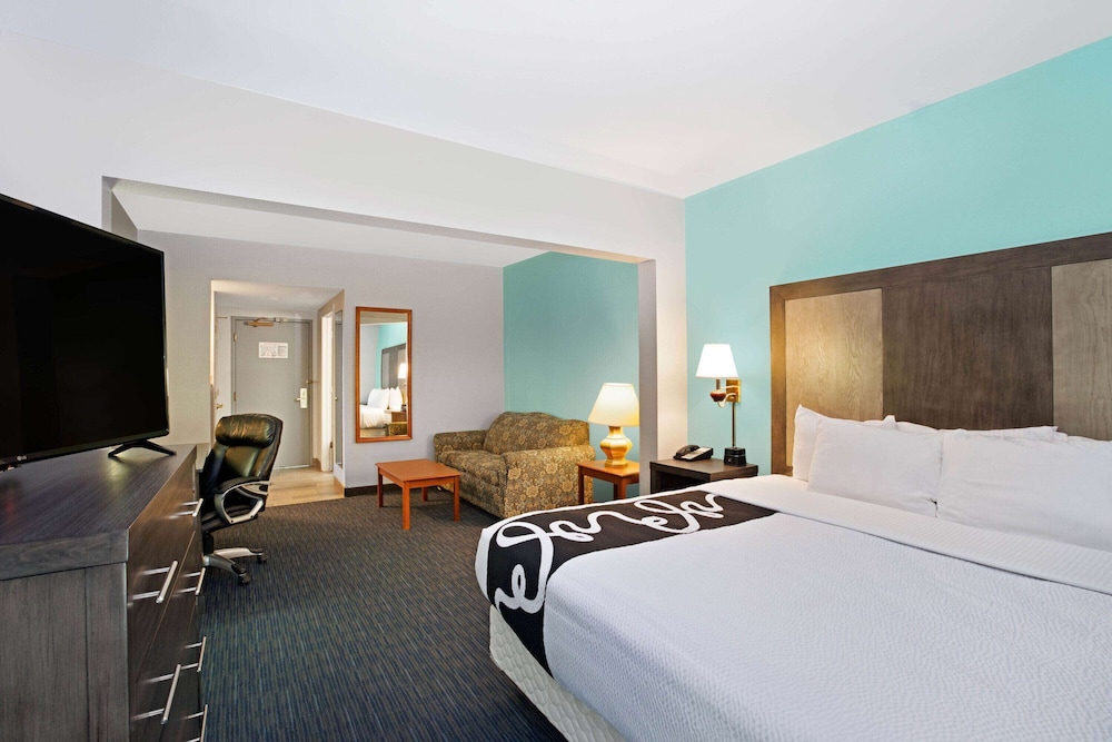 Deluxe Suite, 1 King Bed, Non Smoking, City View - Photo 1
