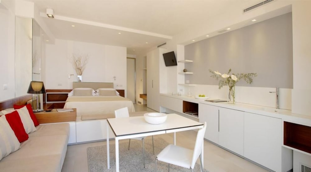 Family Suite, Annex Building (Rock, 50 meters away) photo 2