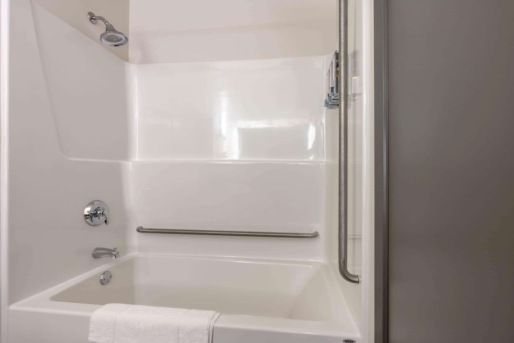 Room, 2 Queen Beds, Non Smoking (tub/shower) - Photo 4