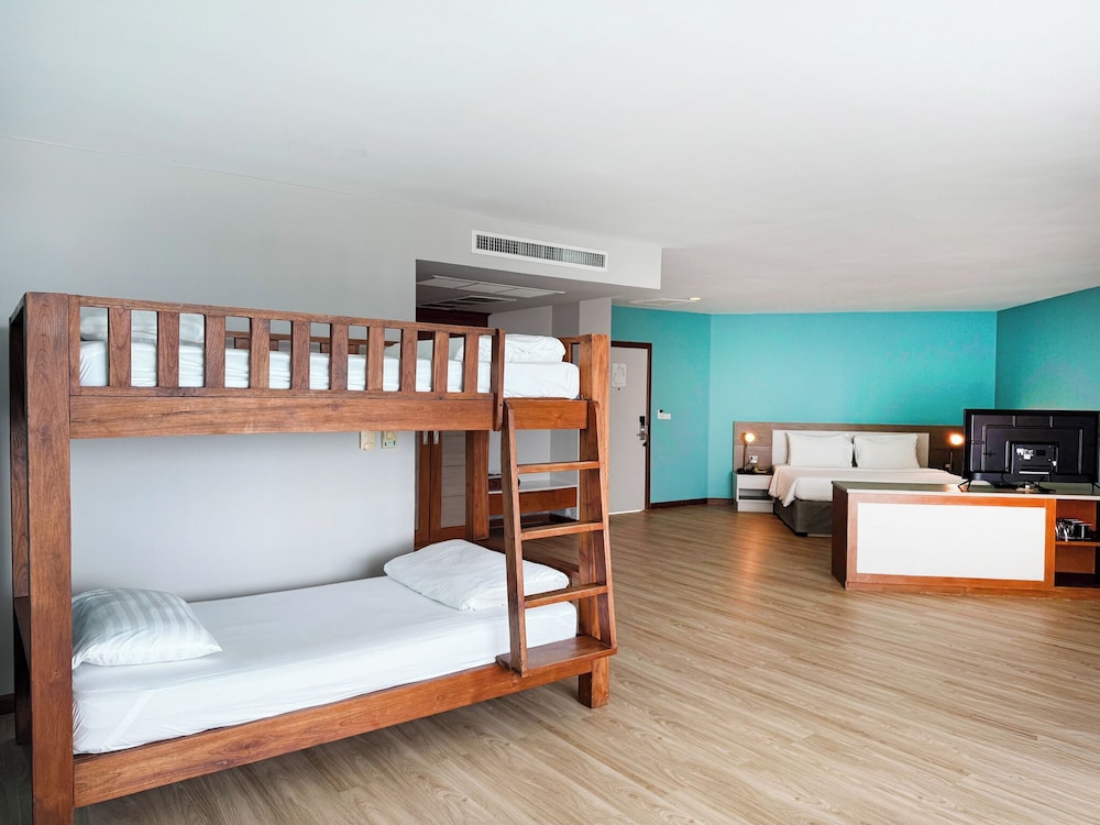 Family Pool View - 1 King and Bunk Bed - Photo 1