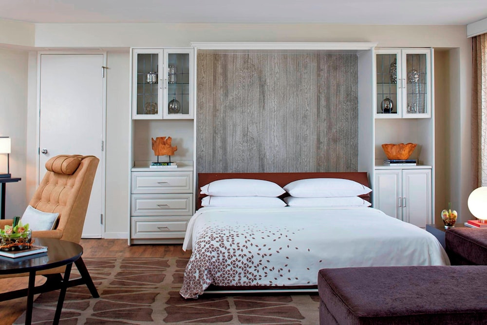 Suite, 1 King Bed - Photo 4
