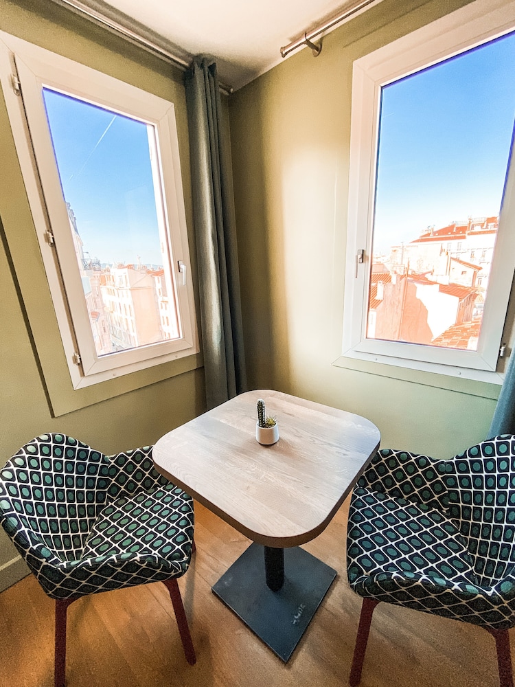 Suite - Photo 24