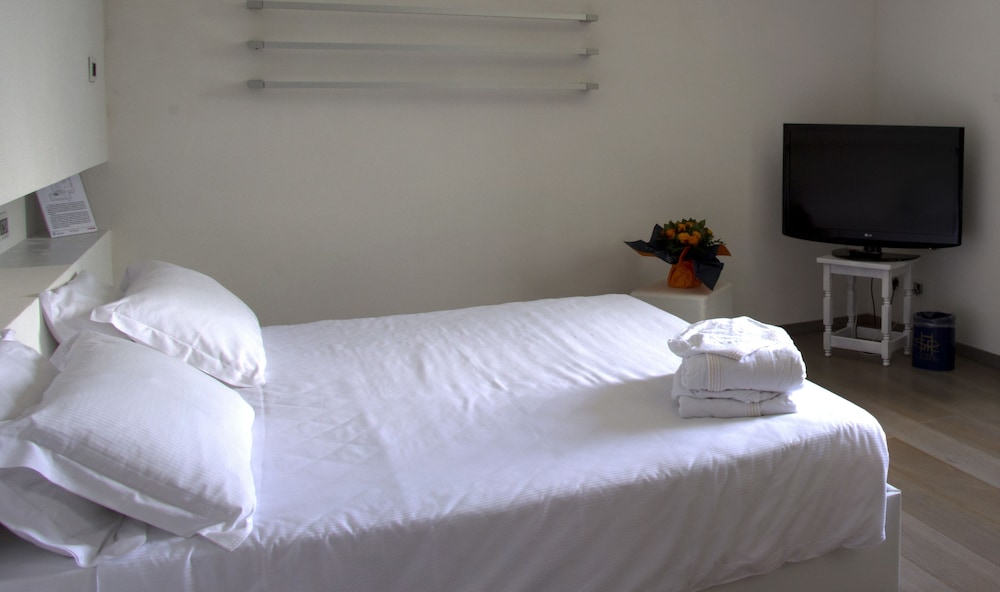 Superior Double or Twin Room, Lake View photo 3